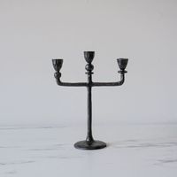 Candélabre en métal noir mat avec trois supports pour bougies coniques pour la décoration de la maison