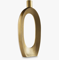 Doté d'une surface dorée lisse et brillante, ce vase à fleurs élégant est idéal pour les salons, les chambres, les tables à manger ou les halls d'hôtel.