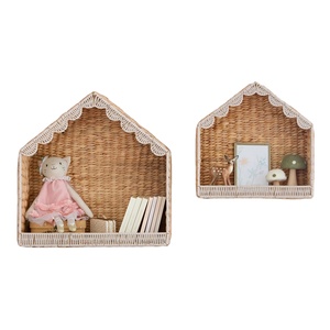 Estante de pared de jacinto de agua natural tejido a mano, sostenible y superventas, con forma de casa para la habitación de los niños, hecho a mano para la decoración de la habitación infantil. - Product Image 1