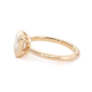 Bague de fiançailles solitaire en or jaune 14 carats avec diamant de laboratoire taille radiant de 1,5 ct, sertie clos, pour femme, certifiée IGI - Product Image 5