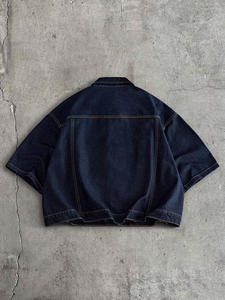Camisa de mezclilla de color liso para hombre, dos tonos azul marino y crema, con panel de contraste en el pico estilo western, botones a presión, manga corta, corte holgado, proveedor OEM personalizado - Product Image 3