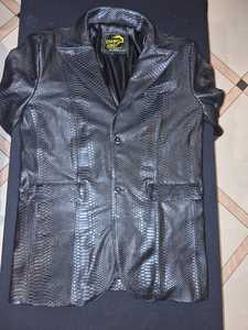 Veste en cuir noire pour homme CHAMP KING, col rabattu, simple boutonnage, coupe ajustée, motif serpent embossé - Product Image 1