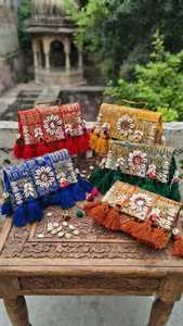 Bolso bandolera estilo boho banjara |   Bolso Artesanal de Patchwork y Conchas de Cauri |   Bolso bandolera hippie bordado |   Festival Étnico Bohemio - Product Image 6