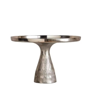 Support à gâteau en métal de qualité assurée avec plateau en céramique, parfait pour les occasions festives et les célébrations saisonnières - Product Image 6