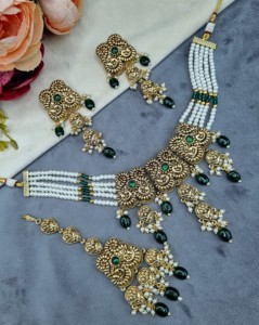 Collier ras-de-cou élégant en perles et pierres CZ avec boucles d'oreilles pendantes assorties et Tika pour le front – Parures de bijoux traditionnels de créateur - Product Image 4