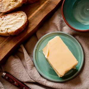 Recipiente para Mantequilla Estilo Artesanal con Tapa de Cúpula y Anillo de Agarre Elevado, Acabado Glaseado Liso, Plato Redondo para Servir, Almacenamiento Elegante para la Cocina - Product Image 2