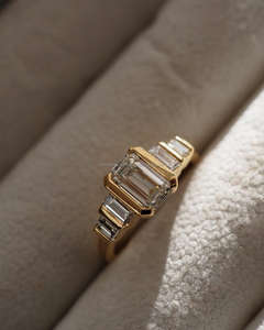 Anillo de Diamantes de Corte Esmeralda de Lujo con Piedras Laterales en Forma de Baguette, Oro Amarillo de 10K/14K/18K, Anillo de Compromiso y Boda para Mujer - Product Image 1