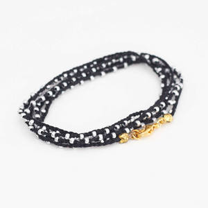 กำไลข้อมือลูกปัดทำมือสไตล์ชาติพันธุ์สุดฮิต เครื่องประดับลูกปัดดีไซน์ไม่ซ้ำใคร ประดับมุกแท้ ทำมือทั้งชิ้น เหมาะสำหรับวันครบรอบ - Product Image 4