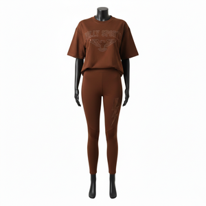 ชุดเสื้อยืดและเลกกิ้งสีน้ำตาลสำหรับผู้หญิง ผ้าฝ้ายผสมโพลีเอสเตอร์ยืดหยุ่นคุณภาพสูง พร้อมลายปักคริสตัลแบบรีดร้อนตามสั่ง ชุดสำหรับผู้หญิง - Product Image 1