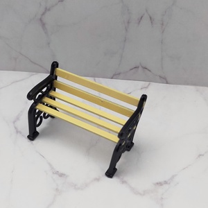 Accesorios para casa de muñecas en miniatura: Hermoso banco de parque hecho de estructura metálica y listones de madera que capturan perfectamente el aspecto clásico. - Product Image 2