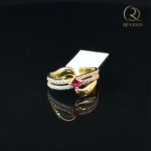 Anillo elegante de oro con piedra roja y detalles brillantes, joyería moderna para mujer, diseño elegante, uso diario, anillo de moda premium - Product Image 2