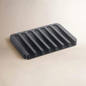 Jabonera Minimalista de Plástico Negro con Diseño Acanalado, Antideslizante y con Drenaje, Accesorio de Baño - Product Image 1