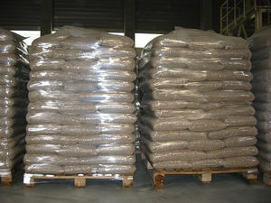 Pellets de Madera de Pino Natural Enriquecidos con Resina para Calderas Industriales Grandes, Sistemas de Energía Renovable y Rendimiento de Calefacción Doméstica - Product Image 3