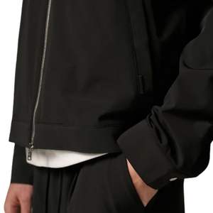 Veste technique zippée pour homme en noir avec un design moderne, tissu de haute qualité, détail de fermeture éclair élégant et coupe confortable - Product Image 4