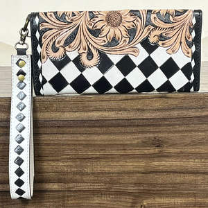 Cartera de Mujer de Cuero Vacuno Genuino, Estilo Western, Hecha a Mano, con Diseño a Cuadros de Diamantes y Solapa con Grabado Floral - Product Image 5