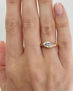 Anillo de Sello Minimalista Vana Jewels Clásico con Moissanita Corte Marquesa Chapado en Oro, Plata de Ley 925 con Engaste de Bisel Oeste-Oriente - Product Image 4