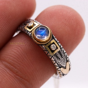 Anillo de banda vintage de plata 925 oxidada con bisel de oro de 18 quilates, piedra lunar azul natural y diamantes, de Memoria Jewels, al por mayor - Product Image 1