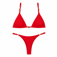 Set Bikini Wanita Detail Cincin Logam Merah Solid, Tali Spaghetti Tipis yang Dapat Disesuaikan, Atasan Segitiga Minimalis, Bawahan Thong dengan Tali Samping