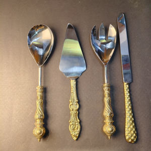 Ensemble d'ustensiles de service gravés à l'ancienne, inspiré de l'époque victorienne, avec manche doré, pelle à gâteau professionnelle, serveurs à salade et couteaux de chef - Product Image 2