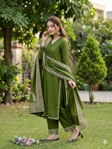 Ensemble de costume élégant en soie romaine lourde avec broderie et travail de sequins, dupatta fantaisie à latkan, tenue ethnique trois pièces de créateur pour femmes - Product Image 3