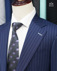 Colección Stylo: Traje de Negocios para Hombre, Azul Marino, con Rayas Finas, Mezcla de Lana, Antiarrugas, Cuello Redondo, Corte Regular, Origen Italiano - Product Image 2