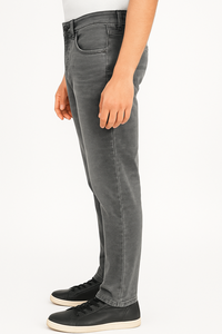 Jeans ajustados color gris carbón premium para hombre, hechos con tela vaquera elástica de alta calidad que ofrece una comodidad superior. - Product Image 2