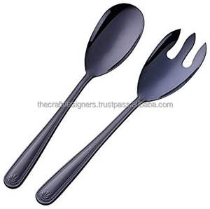 Serveur à salade en métal avec manche incurvé élégant, assurant une prise en main confortable pendant la préparation et le service de la salade. - Product Image 3