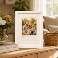 Cadre photo en bois MDF blanc avec passe-partout crème, épaisseur 2 cm, taille personnalisée pour affichage sur table