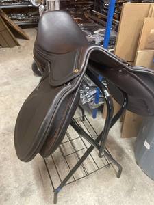 Trident International - Nueva Llegada - Silla de Montar de Cuero Personalizable en Color para Salto Ecuestre, Calidad Premium, Hecha en Uttar Pradesh - Product Image 2