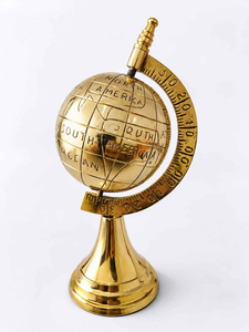 Globe terrestre décoratif de style antique en laiton doré avec carte du monde gravée, pour la maison, le bureau ou la bibliothèque - Product Image 1