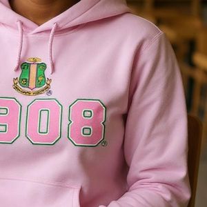 Sudadera con Capucha AKA Light Pink 1908 Crest, Gráfico de Escudo Verde y Rosa, Sudadera de Forro Polar Unisex, Ropa de Hermandad Griega, OEM ODM - Product Image 6