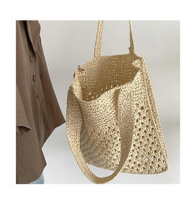 Refina tu estilo diario con este clásico bolso de hilo natural diseñado con una textura de crochet y correas. - Product Image 4