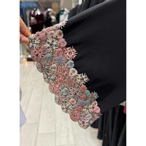 อาบายะผ้าฝ้ายสีดำสไตล์ดีไซเนอร์ลำลอง ตกแต่งลายปักดอกไม้ที่แขนเสื้อ พรีเมียม เรียบร้อย สง่างาม สไตล์ดูไบ สำหรับผู้หญิง - Product Image 1
