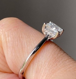 Bague de fiançailles solitaire élégante en diamant blanc taille princesse, sertissage halo caché, bijoux minimalistes en argent sterling - Product Image 2