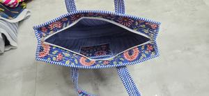 Sac fourre-tout en coton imprimé floral bleu avec poches intérieures légères - Style bohème vintage pour les voyages et le shopping en toutes saisons - Product Image 4