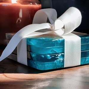 แผ่นรองแก้วเรซิ่นอีพ็อกซี่ไม้กระถินณรงค์พรีเมียม งานแฮนด์เมด แผ่นรองแก้วดีไซน์ไม่ซ้ำใคร ของตกแต่งครัว แผ่นรองแก้วสำหรับโต๊ะกาแฟ - Product Image 3