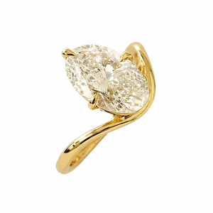 Anillo de compromiso solitario curvo con diamante ovalado de 2.5 ct cultivado en laboratorio, certificado por GIA, E VVS2, con banda curva única en oro sólido de 14K. - Product Image 2