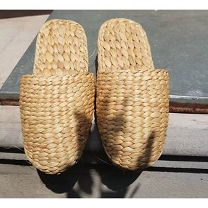 Chaussons d'intérieur légers faits à la main en jacinthe d'eau, écologiques, en fibres naturelles, pour la maison et l'hôtellerie - Product Image 1