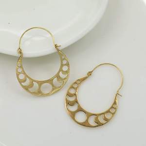 Boucles d'oreilles créoles en laiton plaqué or en forme de lune, bijoux pendantes de style bohème pour femmes - Product Image 1