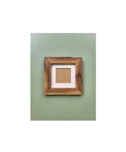 Cadre photo en bois artisanal conçu pour une présentation murale dans un style rustique vintage, idéal pour la décoration du salon - Product Image 3