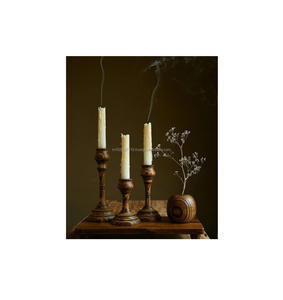Portavelas clásico de madera, perfecto para casas de época, que ofrece opciones de exhibición de velas atemporales con un diseño tradicional de madera. - Product Image 1