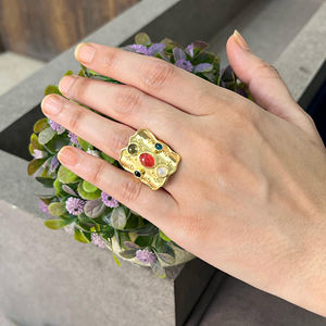 Bague large à facettes multiples, style vintage, sertie de pierres multicolores brillantes, en laiton massif plaqué or 18 carats, best-seller. - Product Image 5