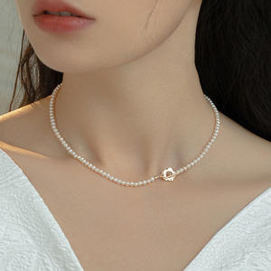Collier pour femme de luxe léger et haut de gamme 2024, collier de clavicule en perles naturelles avec détail floral - Product Image 1