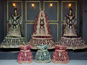 Lehenga choli farshi vérifié avec de riches broderies de mariée neuves et un large style classique à volants - Product Image 6