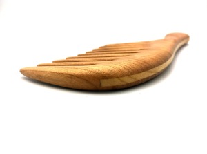 Peigne en bois naturel pour les soins des cheveux longs, offrant un démêlage doux et un massage du cuir chevelu pour des cheveux plus sains et plus brillants - Product Image 2