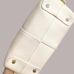 Bolso de Mano Tipo Tote y Hobo Royaa Minimal de Cuero Genuino con una Sola Correa para Exteriores - Product Image 5