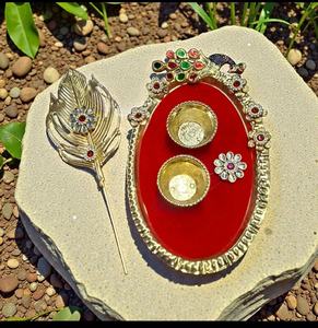 Elegante Juego de Thali con Temática de Pavo Real, con Porta Kumkum y Decoración de Plumas, Thali Tradicional Hecho a Mano con Acabado de Latón - Product Image 2