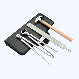 Kit de Herramientas para Herrador con Estuche, Herramienta para Extraer Clavos, Martillo de Empujar, Lima de Doble Cara y Cortaúñas Afilado para Pezuñas - Product Image 1
