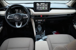 Toyota Yaris YX 2024 à faible consommation de carburant, boîte manuelle/automatique, intérieur cuir foncé, pneus R17, électrique/essence 4L - Product Image 5