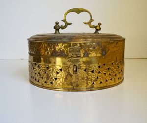 Elegante Scatola in Ottone per Noci di Betel con Intaglio Ornamentale e Chiusura Sicura per Servizio e Presentazione Reale - Product Image 3